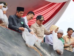 Gubernur Arinal Djunaidi Melakukan Penebaran Benih Ikan Endemik Di Kabupaten Pringsewu