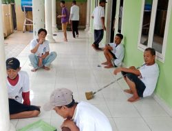 Relawan Ganjar-Mahfud Lampung Bantu Bersihkan dan Mengecat Masjid Nurul Amal Pesawaran