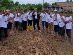 Relawan IM Ganjar Dan Relawan Ganjar Mahfud Lampung, Gotong Royong Perbaiki Jalan Lubuk Banjar Masin