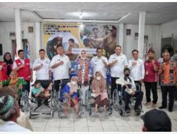 Riana Sari Arinal, Menyerahkan Bantuan Kursi Roda ,Alat Bantu Dengar Serta Jalan, Kepada Penyandang Disabilitas