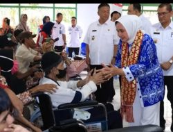 Ketua Umum PKDL, Riana Sari Arinal, Menyerahkan Bantuan Kepada Penyandang Disabilitas Di Pesawaran