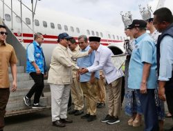 Prabowo Turun Pesawat Disambut Ratusan Pendukung, Mampir ke Pasar Natar