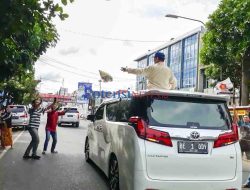Momen Prabowo Lempar Kaos di Pahoman, Beberapa Warga tampak Berebut