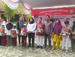 Penyerahan Perlengkapan Sekolah Jenjang SD Dan SMP Se-Kota Bandar Lampung oleh Hj. Eva Dwiana Di SMP Negeri 27