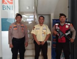 Sejumlah Personil Polres Pesibar Melakukan Pengamanan Kantor Cabang Bank BNI Krui