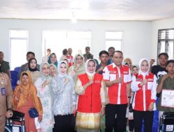 Ketua PMI Provinsi Lampung, Menyerahkan Bantuan Sosial di Kampung Negeri Baru, Kabupaten Way Kanan