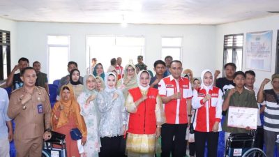 Ketua PMI Provinsi Lampung, Menyerahkan Bantuan Sosial di Kampung Negeri Baru, Kabupaten Way Kanan