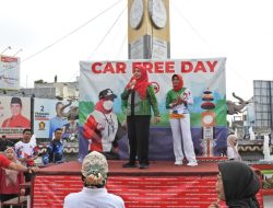 Hadiri Kegiatan Car Free Day, Eva Dwiana Bagikan Doorpize Kepada Pengunjung