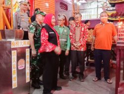 Wali Kota Bandar Lampung Hj. Eva Dwiana Kunjungi Vihara Thai Hin Bio, Pada Malam Imlek 2024