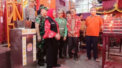 Wali Kota Bandar Lampung Hj. Eva Dwiana Kunjungi Vihara Thai Hin Bio, Pada Malam Imlek 2024