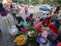 Deadline 17 Oktober 2024: PKL dan UMKM Wajib Punya Sertifikat Halal!