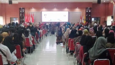 Eva Dwiana Serahkan Insentif Relawan Perempuan dan Anak di Aula Semergou Bandar Lampung