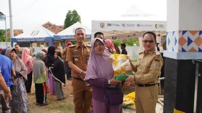 Ribuan Warga Antri dan Antusias Mendatangi Bazar Tebus Beras Murah Pemkab Way Kanan