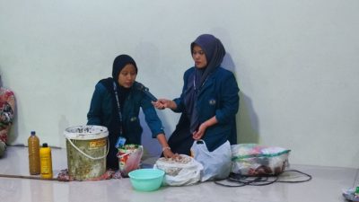 Mahasiswa KKN Unila, Gelar Sosialisasi dan Praktik Pembuatan Pupuk Organik Cair dari Gedebog Pisang
