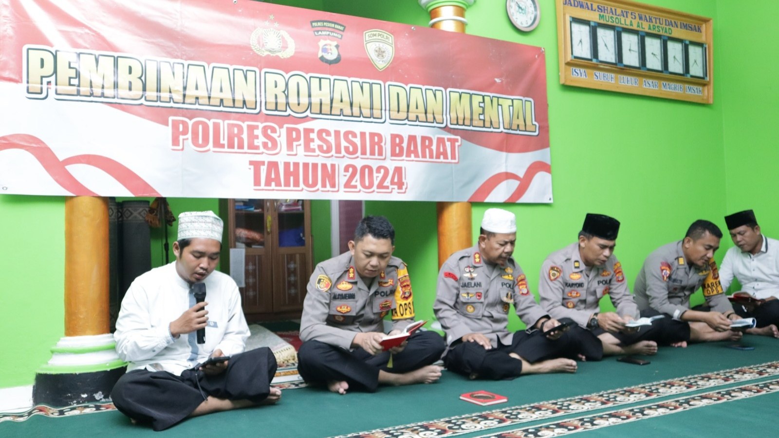 Binrohtal Mengukir Wajah Humanis Polisi di Pesisir Barat