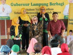 Riana Sari Arinal Berbagi Takjil untuk Komunitas Netra