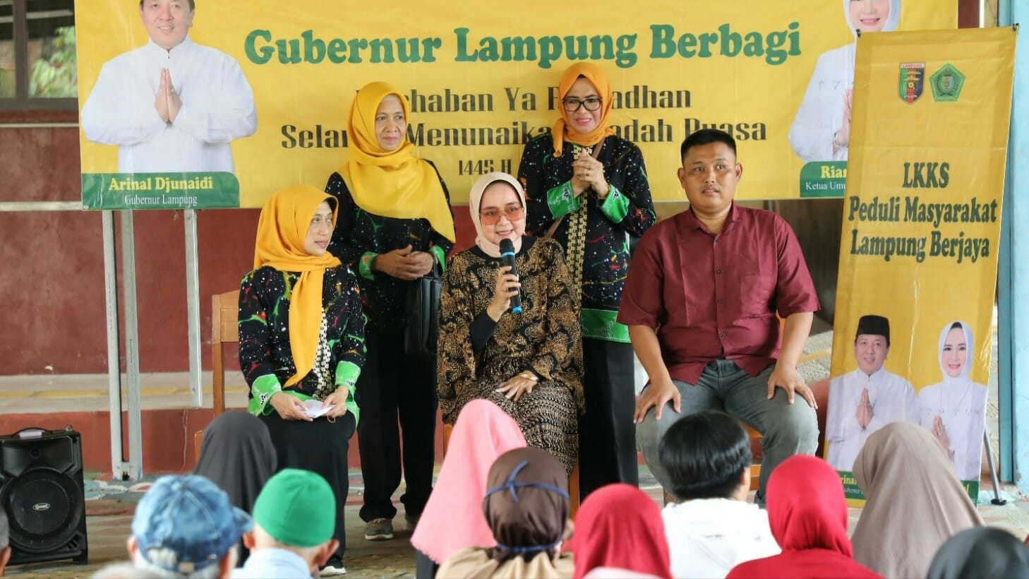 Riana Sari Arinal Berbagi Takjil untuk Komunitas Netra