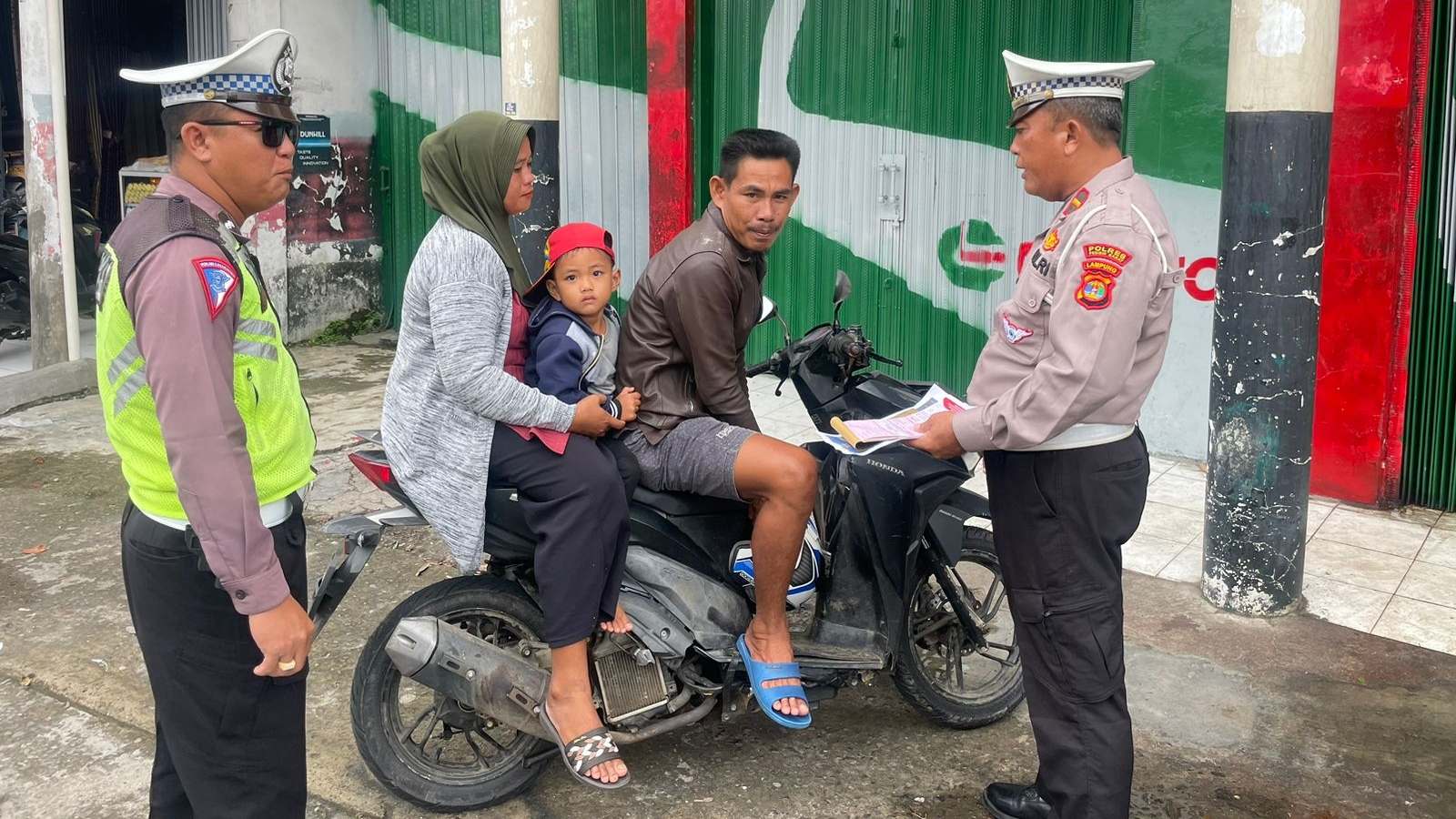 Pelanggar Helm Dominasi Operasi Krakatau di Pesisir Barat