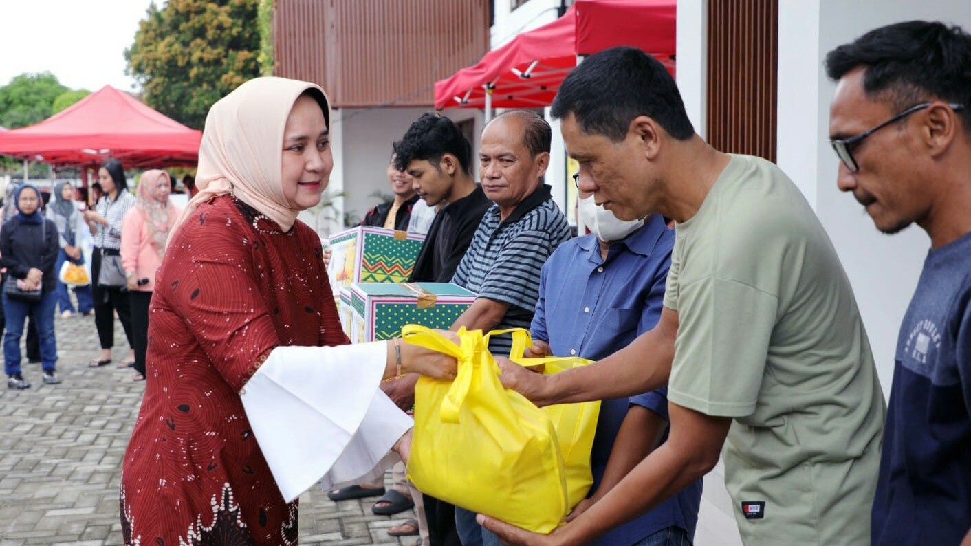 DWP Biro Adpim Pemprov Lampung Berbagi Takjil Gratis