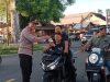 Polres Pesisir Barat dan Saka Bhayangkara Bagikan Takjil