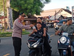 Polres Pesisir Barat dan Saka Bhayangkara Bagikan Takjil