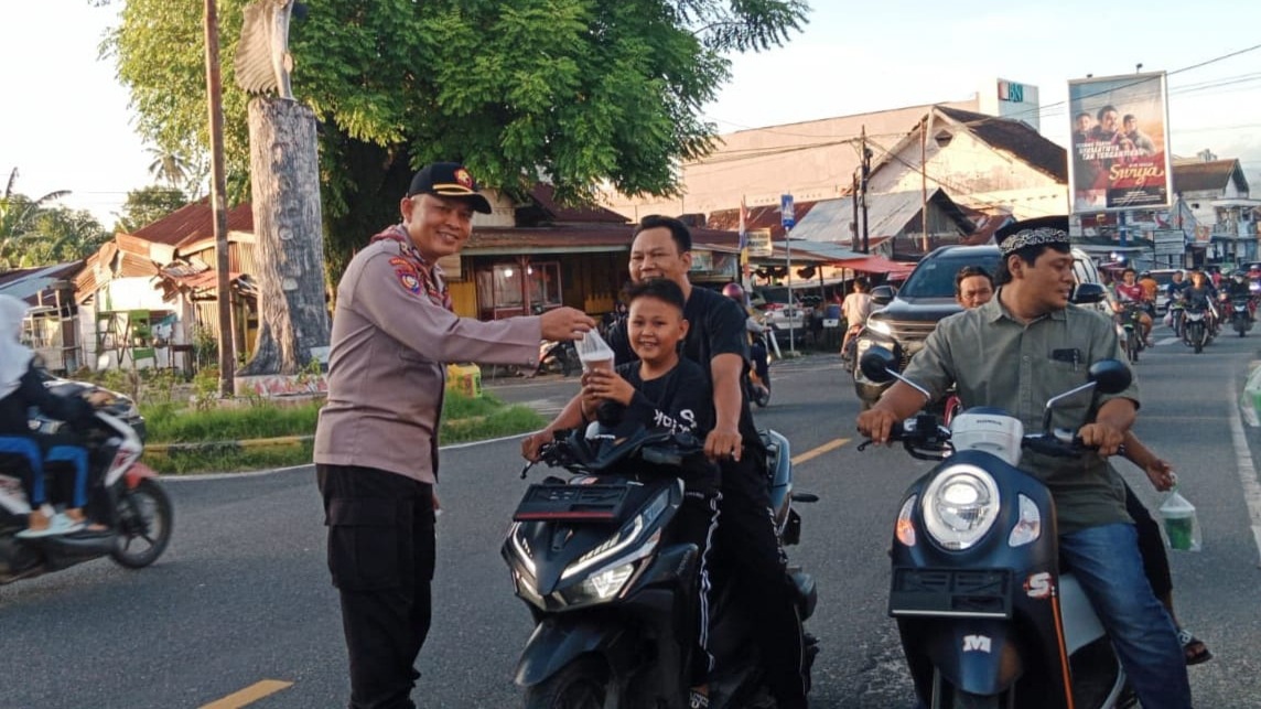 Polres Pesisir Barat dan Saka Bhayangkara Bagikan Takjil