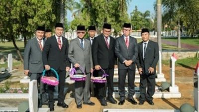 Sekdaprov Lampung Pimpin Ziarah Makam dalam Peringatan HUT ke-60