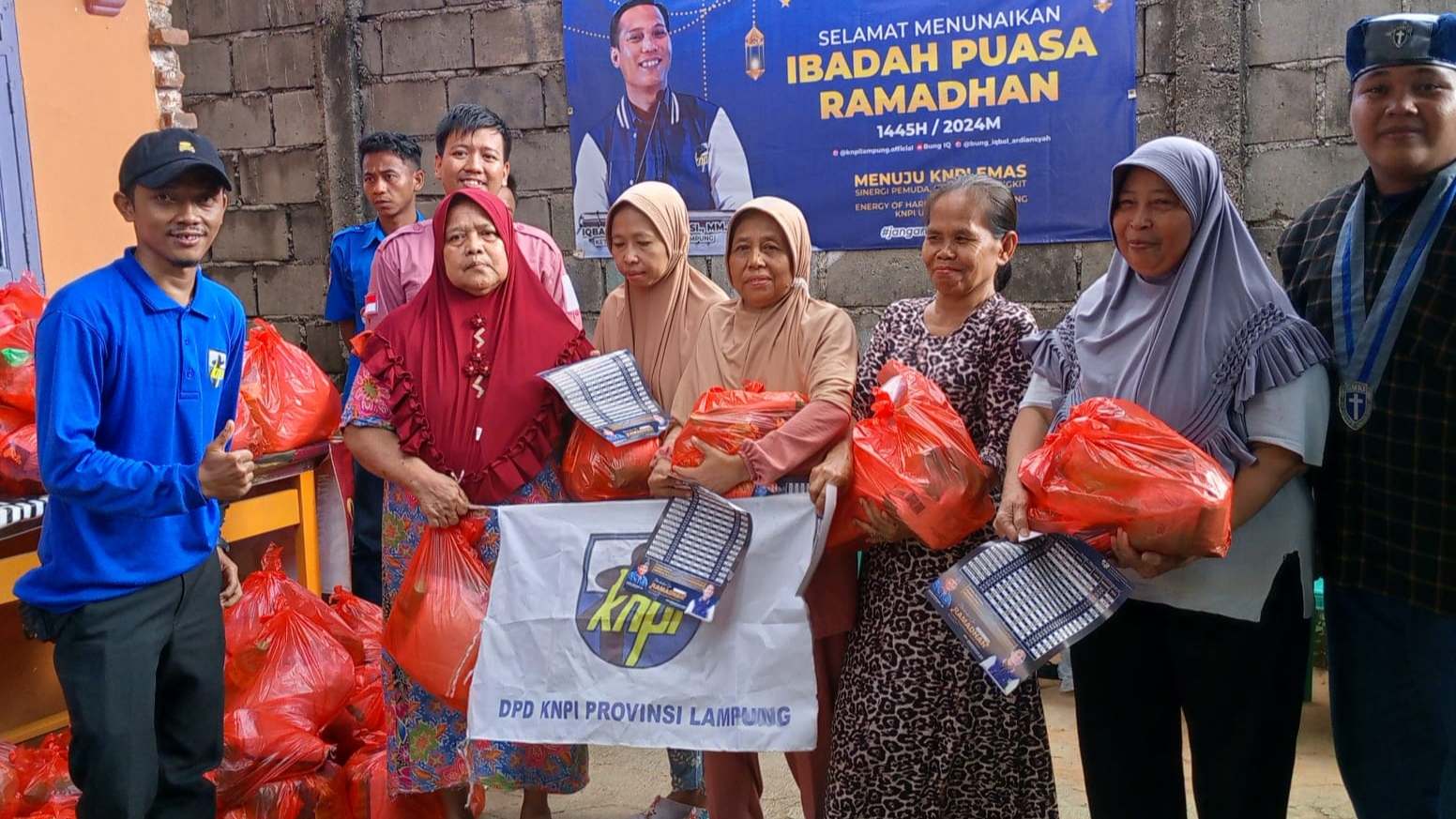 Sambut Paskah: GMKI-KNPI Berbagi di Kecamatan Bumi Waras