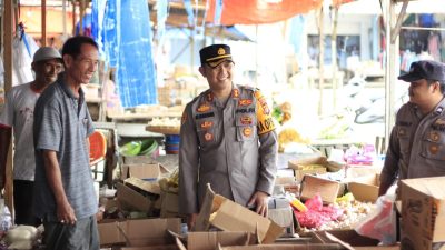 Kapolres Pesisir Barat Gali Aspirasi di Pasar Way Batu