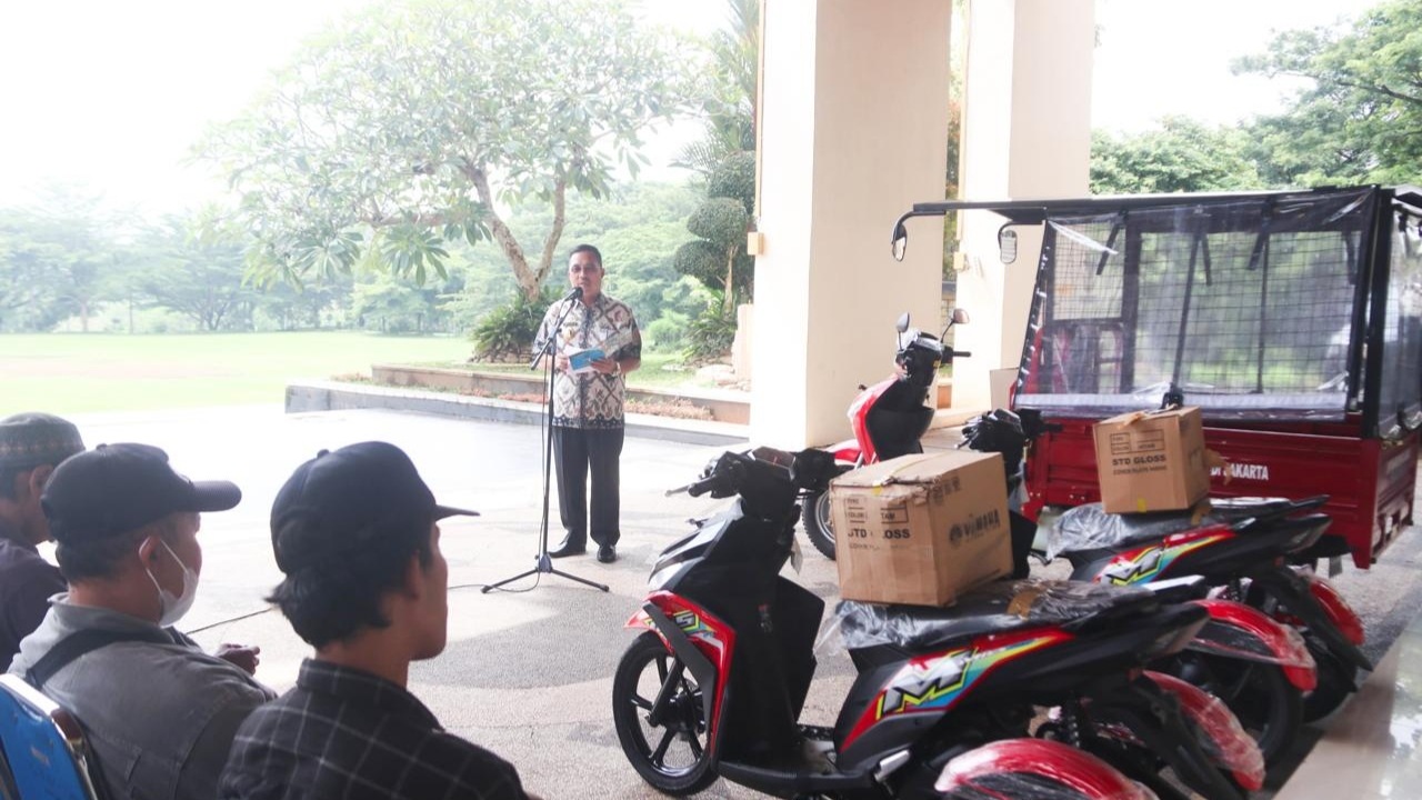Pesawaran Salurkan Bantuan Kendaraan Roda Tiga untuk Disabilitas