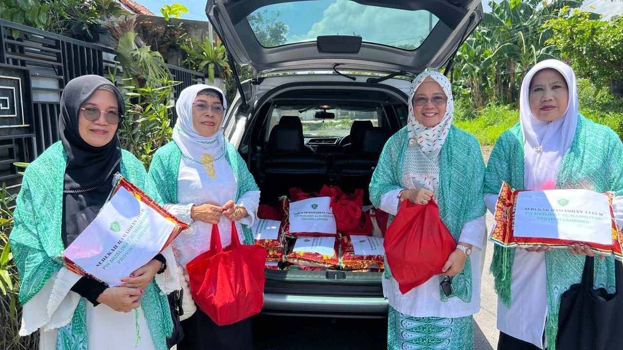 PW Muslimat Al Washliyah Lampung Berbagi Sedekah
