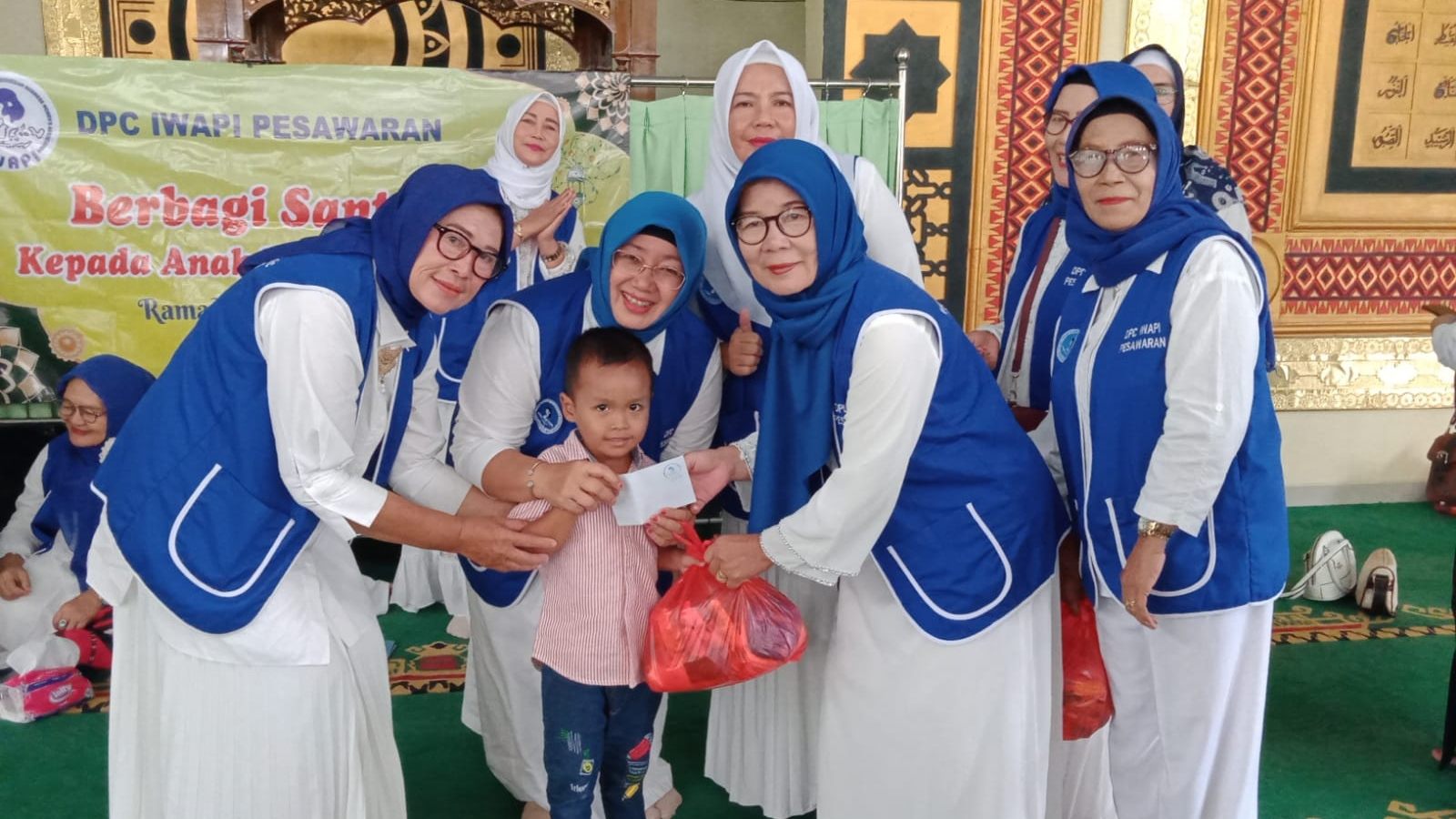 IWAPI Pesawaran Berbagi Sembako dan Santunan