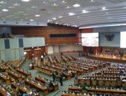 Fahri Hamzah: Ambang Batas Merugikan, Rakyat Harus Bebas Memilih!