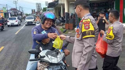 Polsek Pesisir Tengah dan Polres Pesibar Berbagi Takjil di Jalan Kesuma Lintas Barat