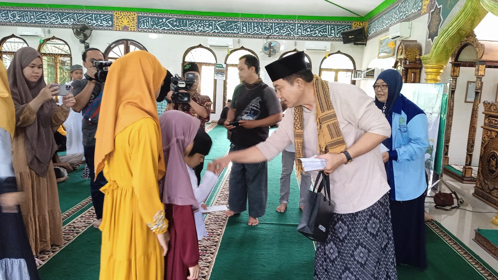Sekretaris PGRI Palembang Berbagi Kebaikan di Bulan Ramadan