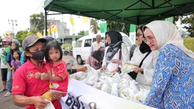 Riana Sari Arinal Lepas Bantuan OPD Program Siger