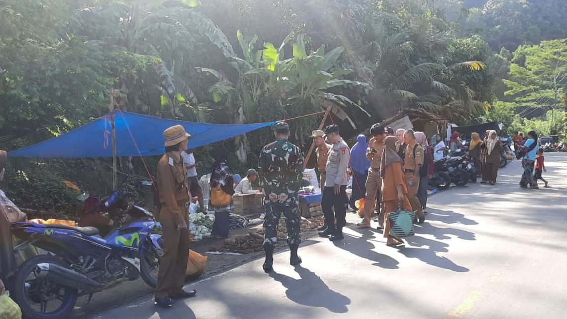 Kapolsek Pesisir Utara Pantau Harga Sembako