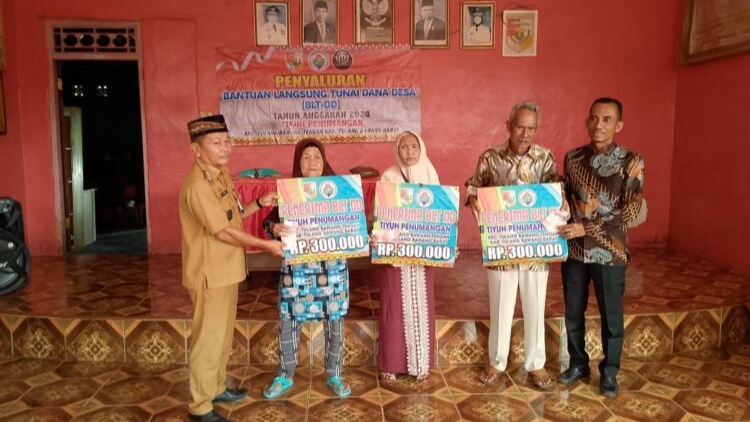 48 KPM Tiyuh Penumangan Terima BLT Dana Desa 