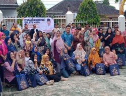 Almuzzammil Yusuf Salurkan Bingkisan Idul Fitri di Pesawaran