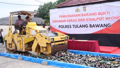 Polres Tulang Bawang Lebur Habis Ribuan Botol Miras 