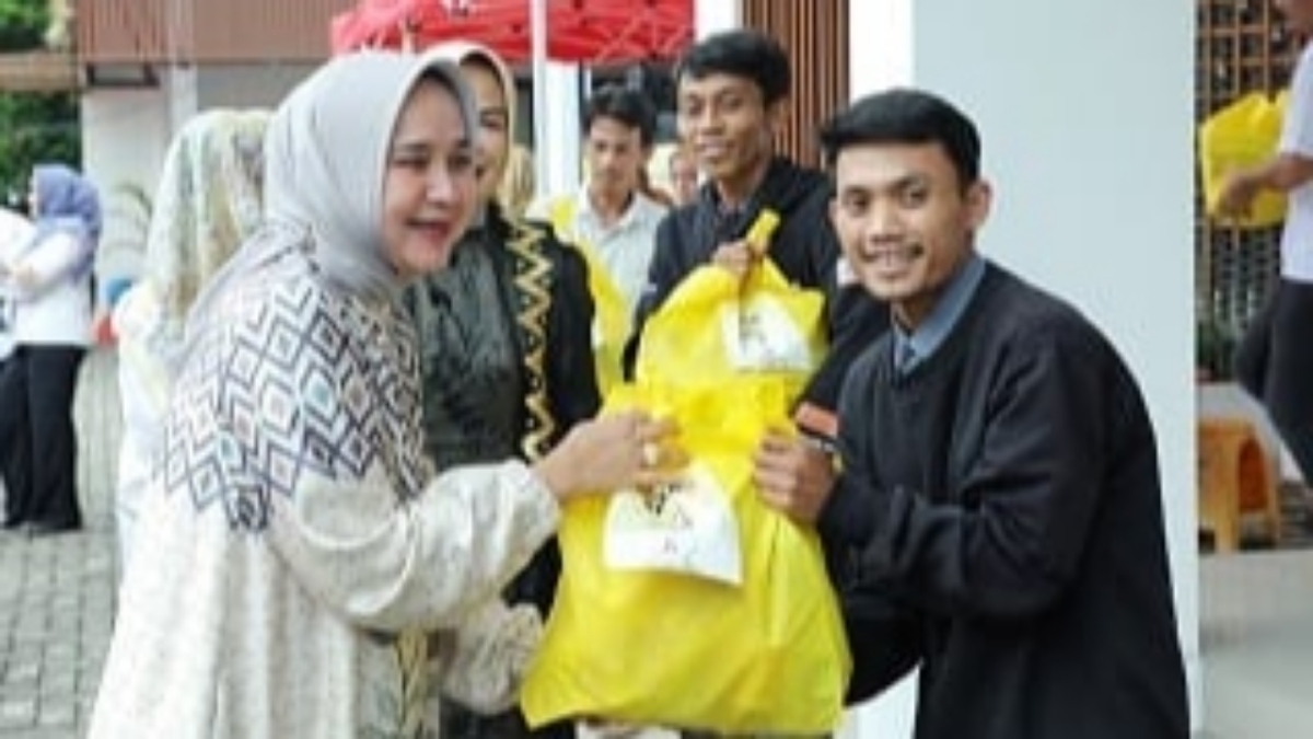 Riana Sari Gelar Aksi Beli dan Bagi untuk Masyarakat