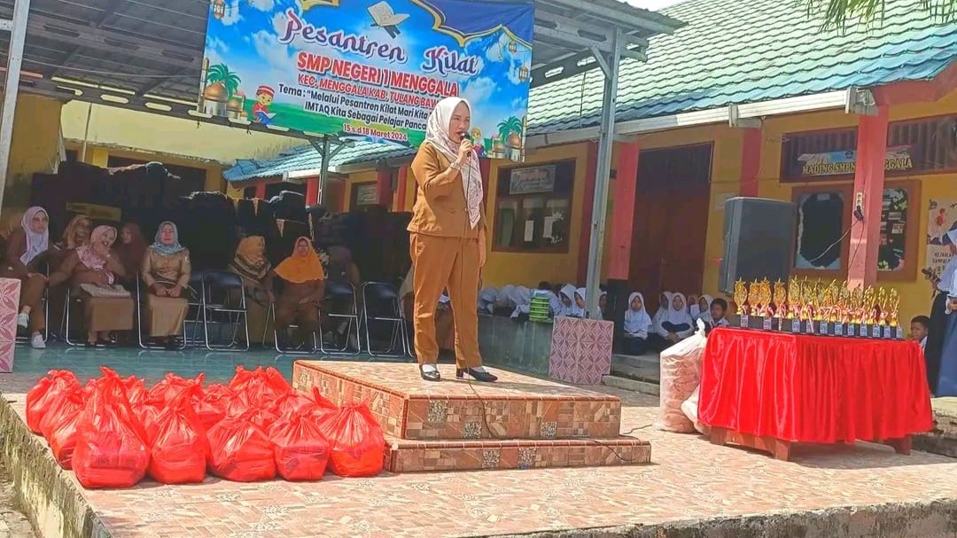 SMPN 1 Menggala Bantu Siswa Kurang Mampu