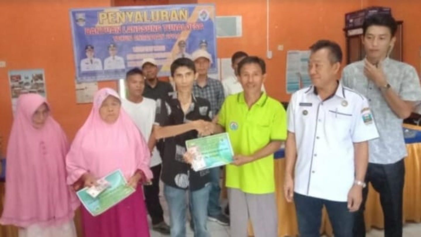 Peratin Pekon Way Suluh Alkodri Salurkan BLT-DD 