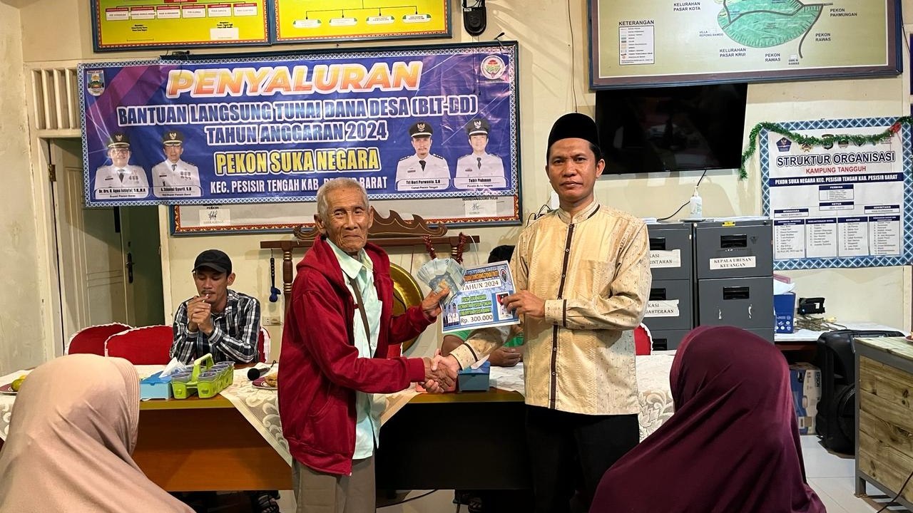 Peratin Sukanegara Tohir Rahman Bagikan BLT-DD 