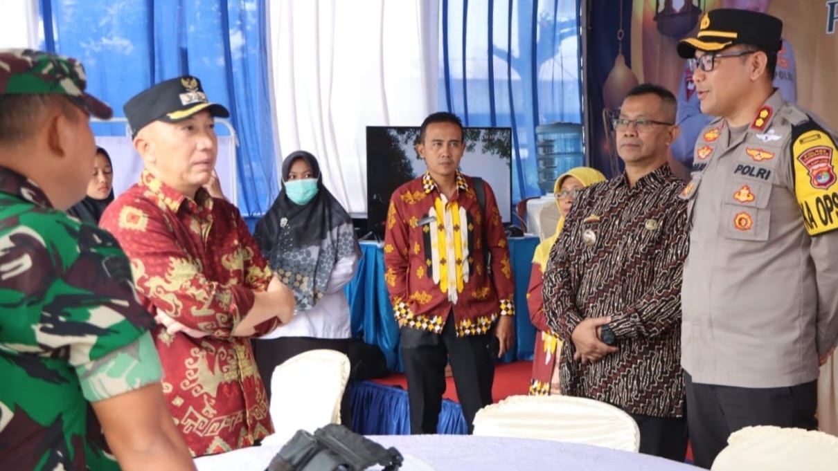 Kapolres-Pj Bupati Tanggamus Beri Dukungan di Pos Pengamanan Lebaran