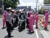 Polres Pesisir Barat Bagikan Makanan Gratis di Jalinbar