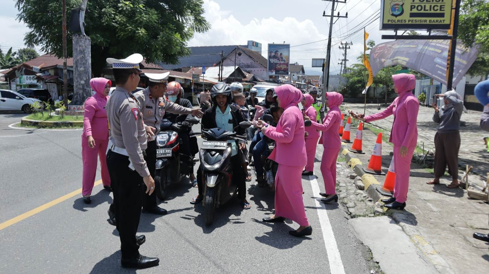 Polres Pesisir Barat Bagikan Makanan Gratis di Jalinbar