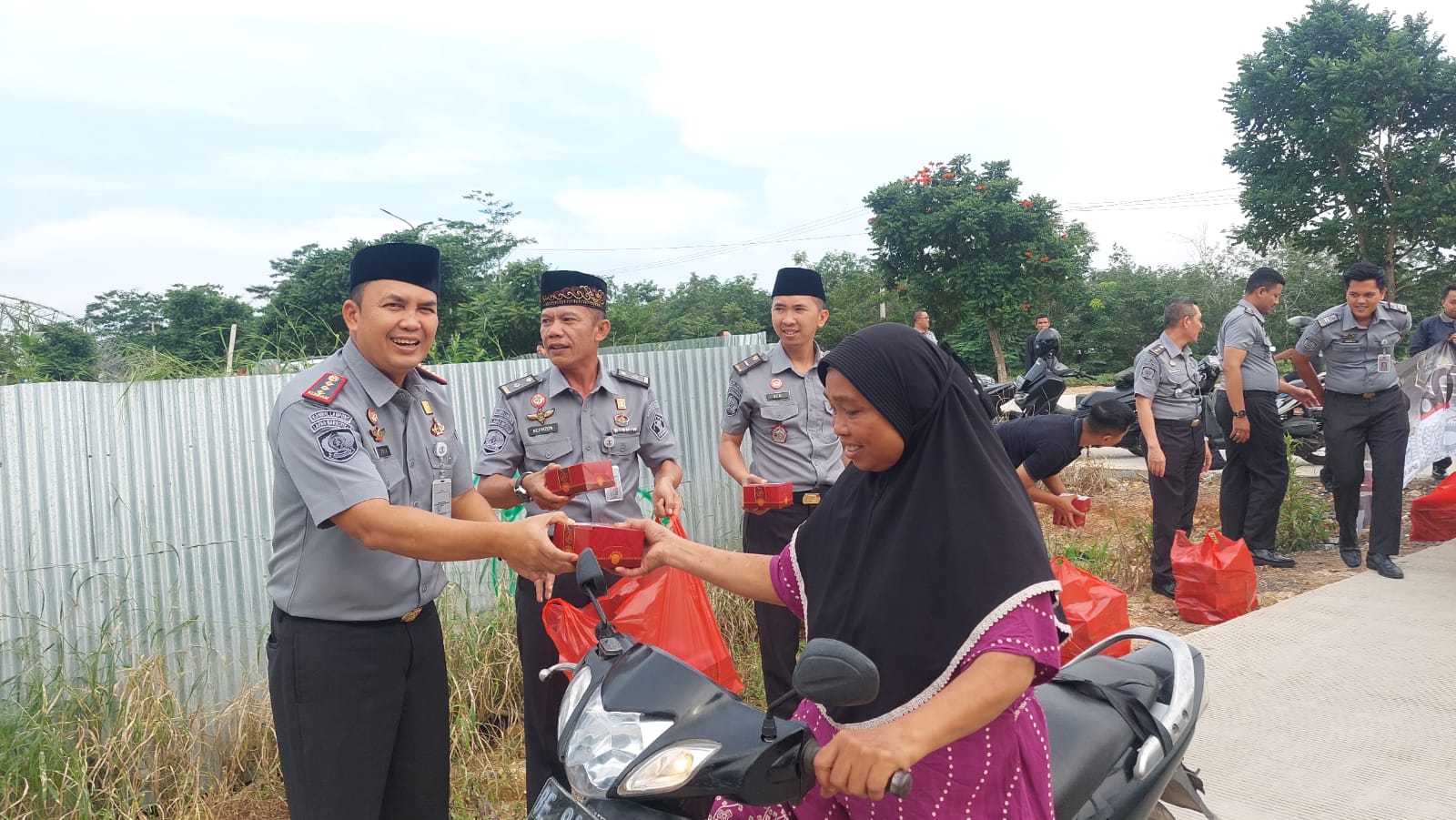 Lapas Narkotika Bandarlampung Bagikan Takjil Gratis