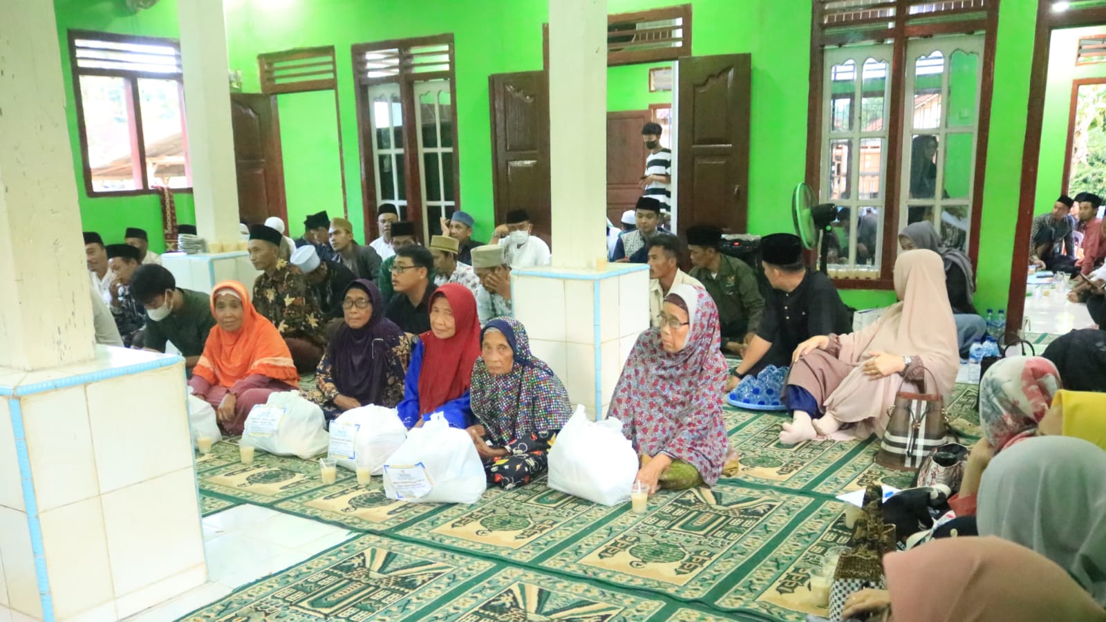 Pemkab Pesibar Serahkan Bantuan di Pekon Tanjung Rejo