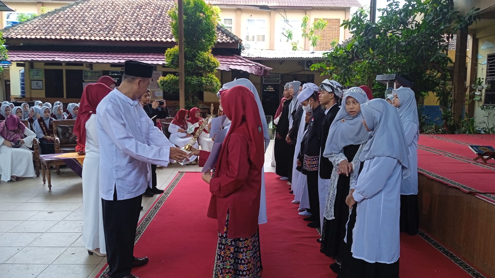 Wisuda Tahfidz di SMPN 10 Palembang. 120 Santri Siap Bersinar